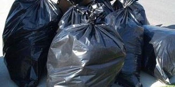 Μια νοικοκυρά καθάρισε μόνη της το πάρκο Χατζηχαλάρ